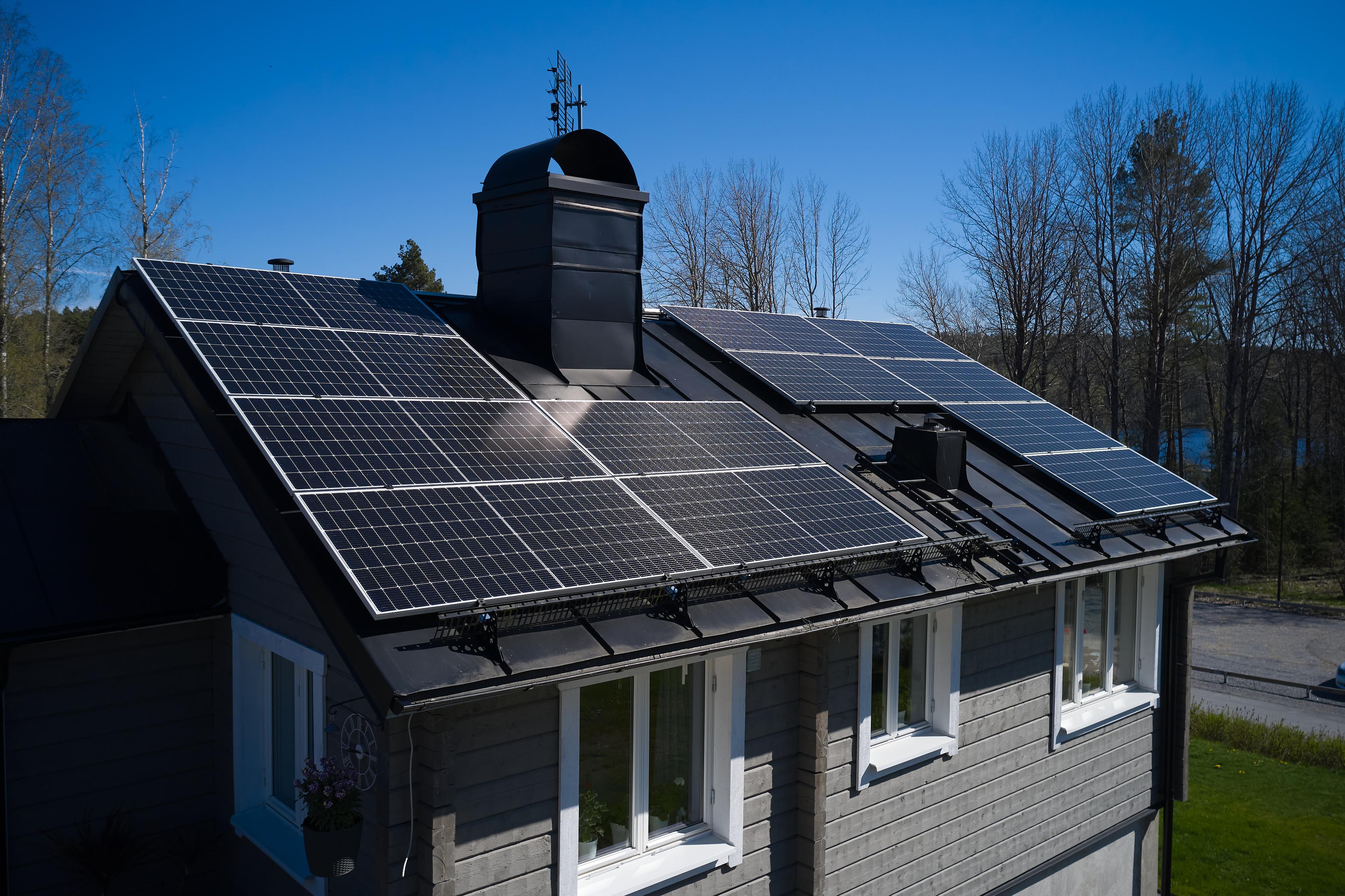 Hus med solpaneler där Telge Energi installerat 2021